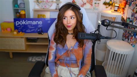 pokimane wardrobe malfunction|Pokimane Suffers Wardrobe Malfunction On Stream, But Keeps。